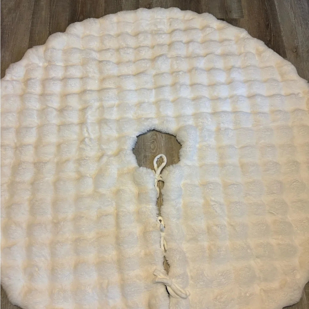 Tahari Home Decor Ivory Faux Fur Plush Holiday Tree Skirt